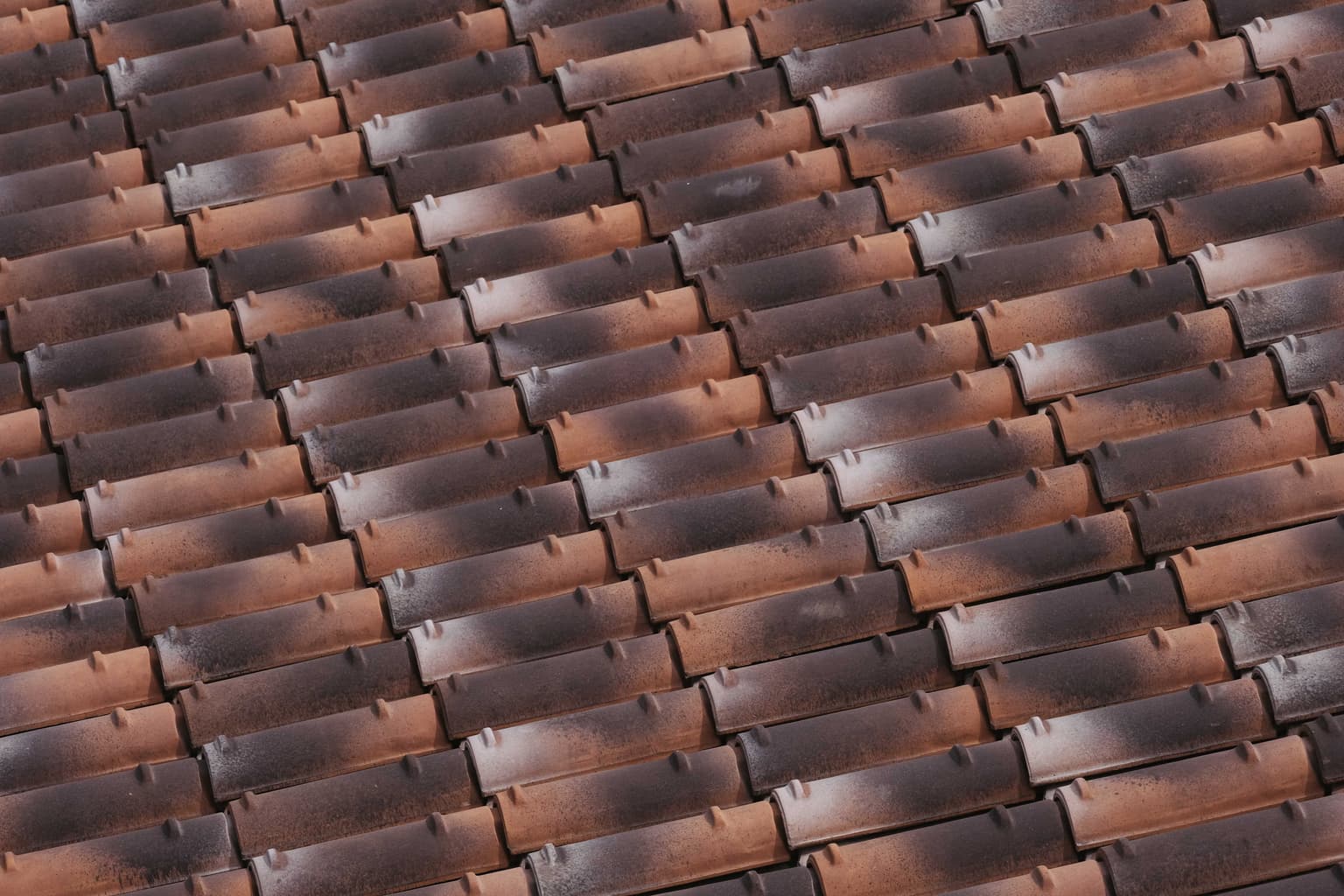 Țiglă metalică vs. țiglă ceramică: ce alegi pentru casa ta